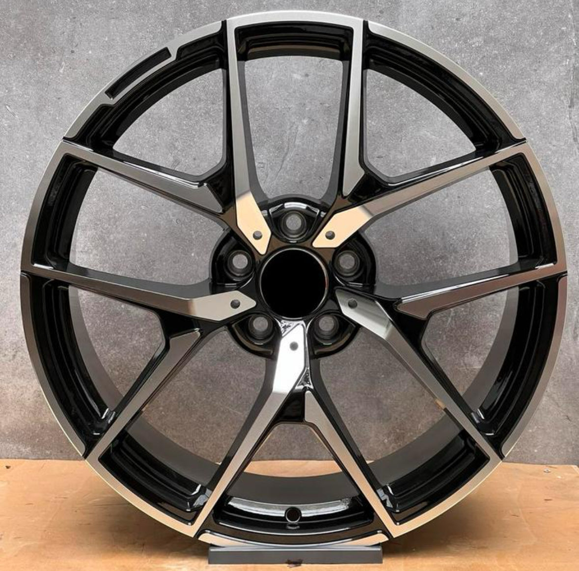 JUEGO DE 4 LLANTAS 20” LOOK AMG