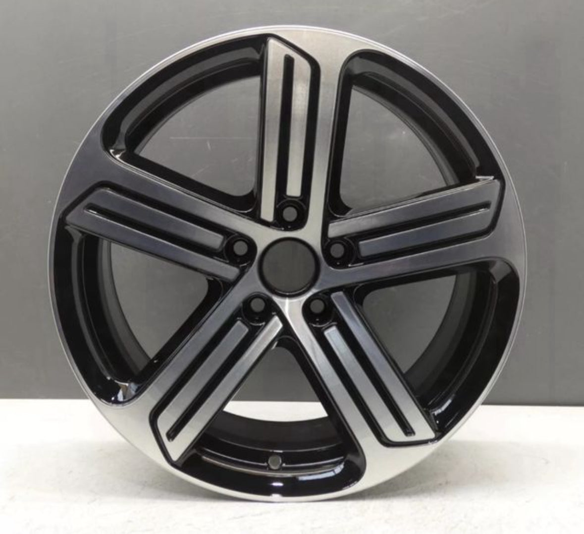 JUEGO DE 4 LLANTAS 18” ESTILO GOLF R (CADIZ)