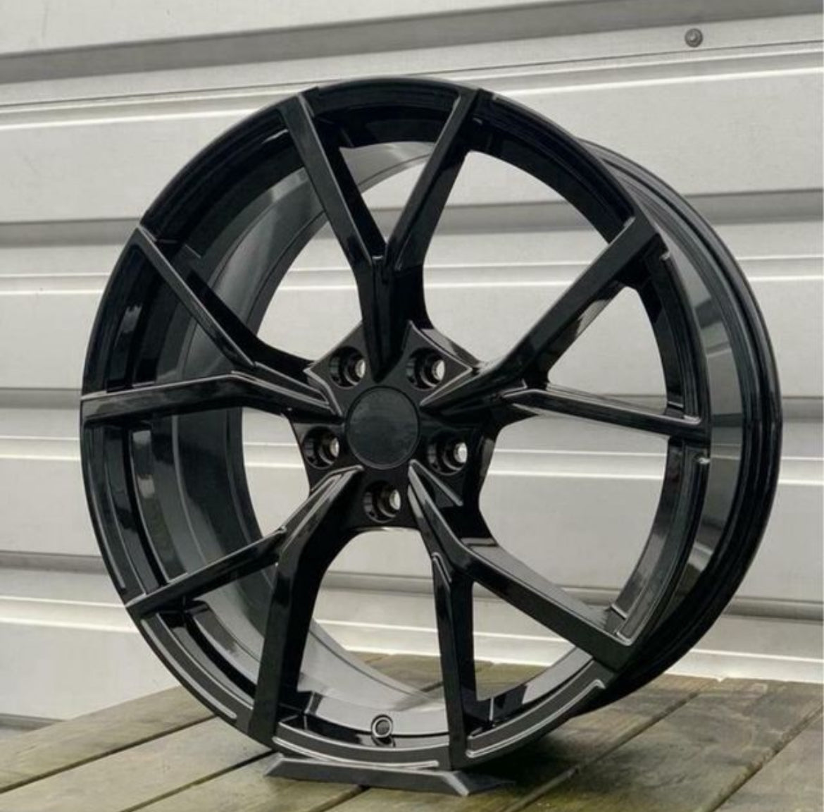 JUEGO DE 4 LLANTAS 19” ESTILO GOLF R VIII