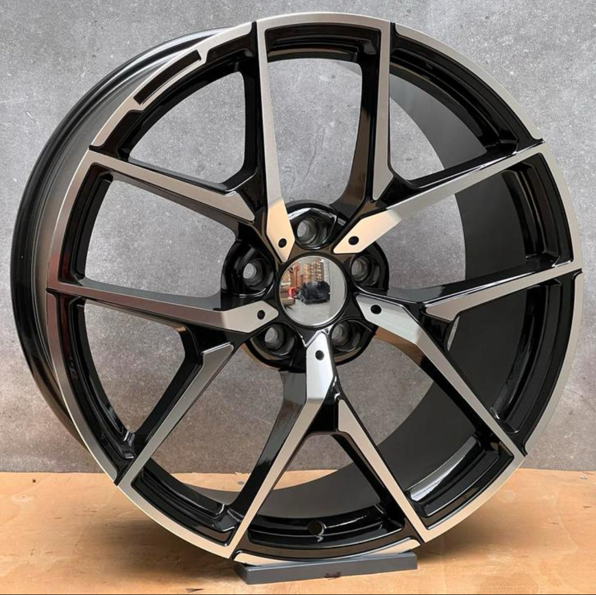 JUEGO DE 4 LLANTAS 20” LOOK AMG